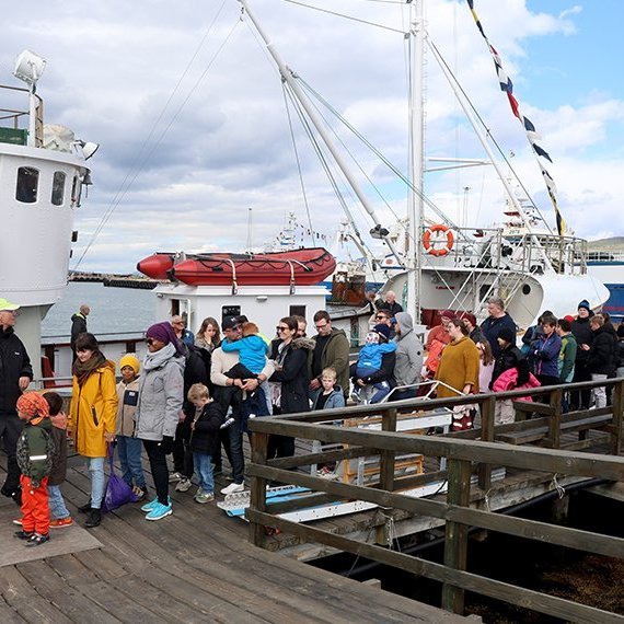 Sjómannadagur 2025. Mikill áhuga var á að sigla með Húna II þannig að hann fór þrjár ferðir. Mynd: Þorgeir Baldursson