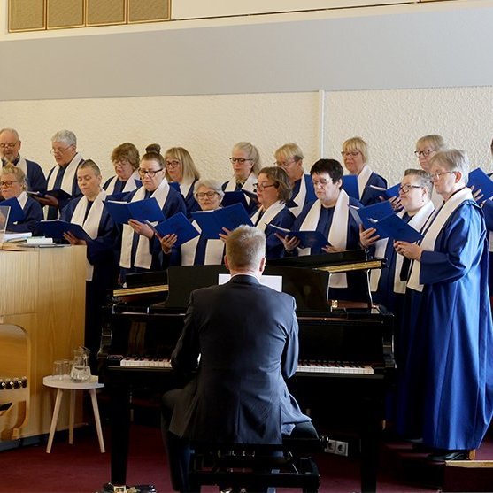 Sjómannadagur 2025. Sjómannadagsguðþjónusta í Glerárkirkju. Kór kirkjunnar söng undir stjórn Valmars Väljaots. Mynd: Þorgeir Baldursson