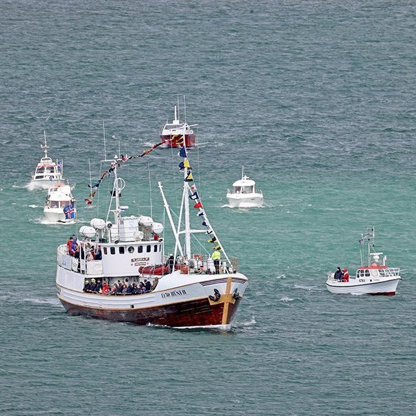 Hópsigling á sjómannadaginn 2025. Húni II og hátt í 30 smábátar sigldu úr Sandgerðisbót og inn á Poll. Mynd: Þorgeir Baldursson