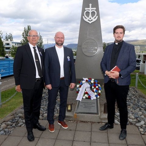 Sjómannadagur 2025. Að lokinni guðþjónustu í Glerárkirkju var blómsveigur frá sjómönnum lagður að minnismerki látinna sjómanna. Sigfús Ólafur Helgason, Trausti Jörundarson formaður Sjómannafélags Eyjafjarðar og Sindri Geir Óskarsson sóknarprestur í Glerár
