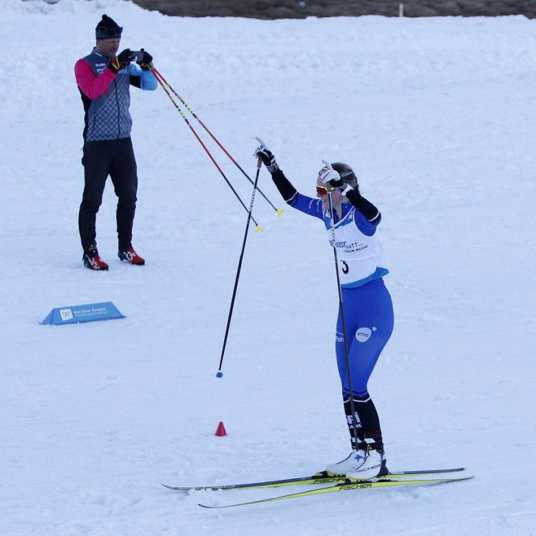 Linda Rós Hannesdóttir, Ísafirði, kemur fagnandi í mark.