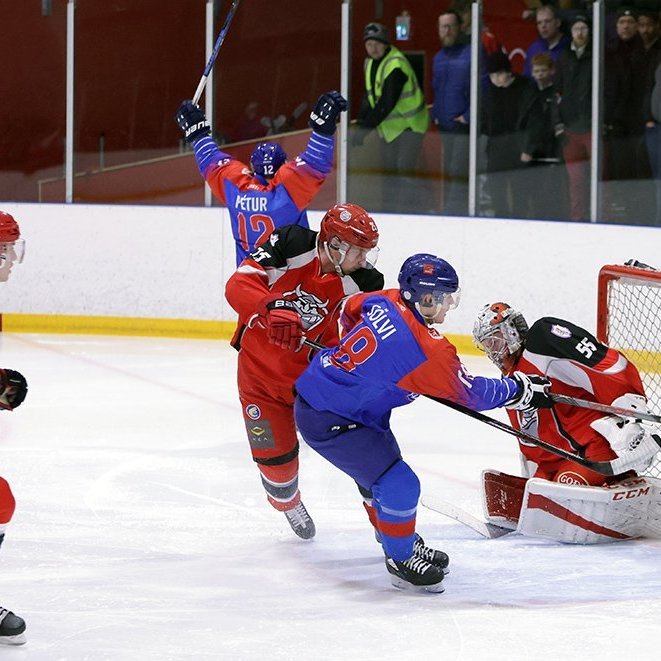 2:3 - Gestirnir náðu síðan forystunni snemma í öðrum leikhluta þegar þeir voru með pökkinn á eigin varnarsvæði, SA-Víkingar pressuðu og Markús Ólafarson brá á það ráð að senda pökkinn hátt í loft upp og fram svellið. Þar mistókst varnarmanni SA-Víkinga að koma höndinni fyrir pökkinn á fluginu þannig að Pétur Maack slapp einn inn fyrir og skoraði af stuttu færi.  Ljósmynd: Skapti Hallgrímsson