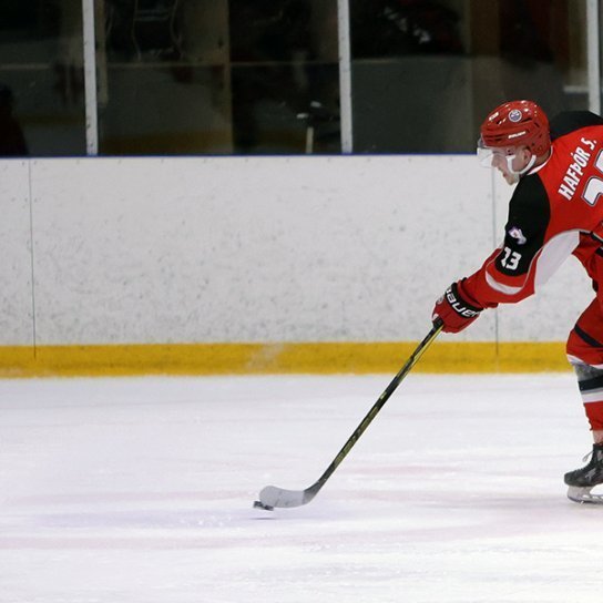 3:3 - Hafþór Andri Sigrúnarson skoraði sitt annað mark um miðjan annan leikhluta og jafnaði. Hann var þá í baráttu við tvo SR-inga á eigin varnarsvæði, vann pökkinn og lék á einn í viðbót, var kominn einn í sóknina og lét bara vaða á markið. Engin stoðsending, þetta mark var algjörlega eign Hafþórs Andra.  Ljósmynd: Skapti Hallgrímsson