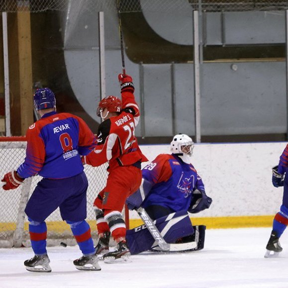 3:3 - Hafþór Andri Sigrúnarson skoraði sitt annað mark um miðjan annan leikhluta og jafnaði. Hann var þá í baráttu við tvo SR-inga á eigin varnarsvæði, vann pökkinn og lék á einn í viðbót, var kominn einn í sóknina og lét bara vaða á markið. Engin stoðsending, þetta mark var algjörlega eign Hafþórs Andra.  Ljósmynd: Skapti Hallgrímsson