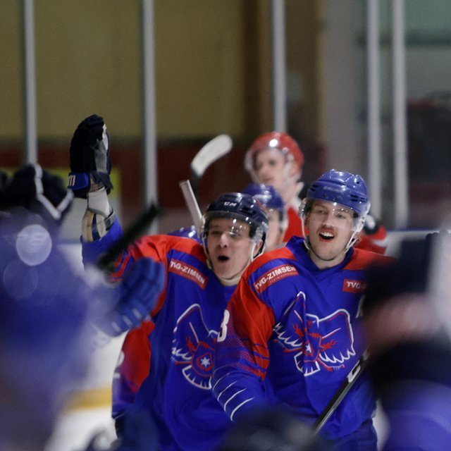 3:4 - SR náði forystunni þegar tæpar 13 mínútur voru eftir af leiknum. SA var sókn en tapaði pökknum, SR-ingar fara í sókn, skot að marki sem varnarmaður ver, en pökkurinn féll fyrir Kára sem náði að skora úr þröngu færi. Hann fagnar hér fremstur ásamt Axel Snæ Orongan. Ljósmynd: Skapti Hallgrímsson