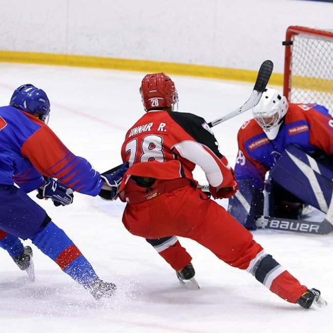 Unnar Rúnarsson í góðu færi við mark SR en pökkurinn, sem ber við stöngina, flaug naumlega yfir markið. Ljósmynd: Skapti Hallgrímsson