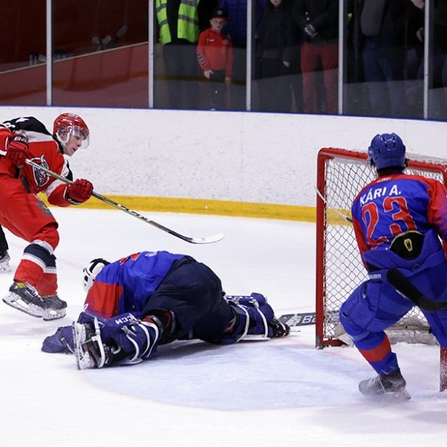 Atli Valdimarsson, markvörður SR, varði tvívegis á undraverðan hátt frá Unnari Rúnarssyni á lokasekúndum leiksins; hér er annað atvikið. Eins gott fyrir markvörð í íshokkí að vera liðugur! Ljósmyndir: Skapti Hallgrímsson