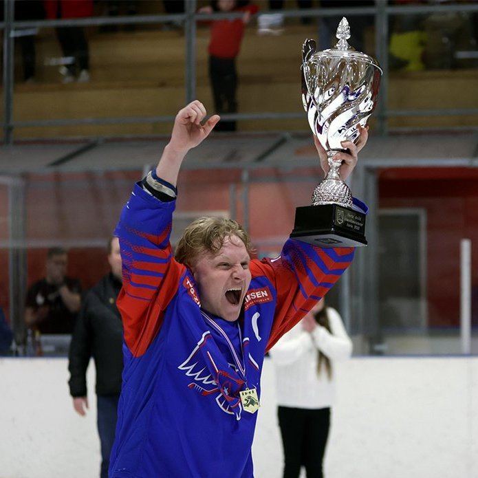 Bjarki Jóhannesson, fyrirliði SR, með Íslandsbikarinn. Ljósmynd: Skapti Hallgrímsson