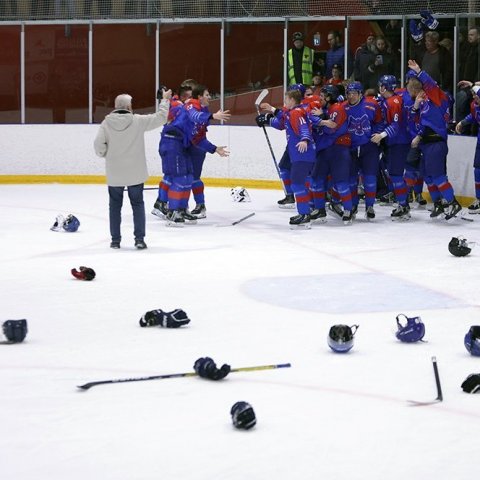 Íslandsmeistarar! Leikmenn Skautafélags Reykjavíkur fögnuðu innilega þegar tíminn rann út. Sigurinn var langþráður - 14 ár voru síðan SR varð síðast Íslandsmeistari. Ljósmynd: Skapti Hallgrímsson