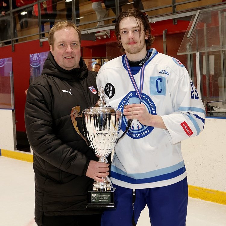 Helgi Páll Þórisson, formaður Íshokkísambands Íslands, afhenti Kára Arnarssyni fyrirliða Skautafélags Reykjavíkur Íslandsbikarinn. Ljósmynd: Skapti Hallgrímsson