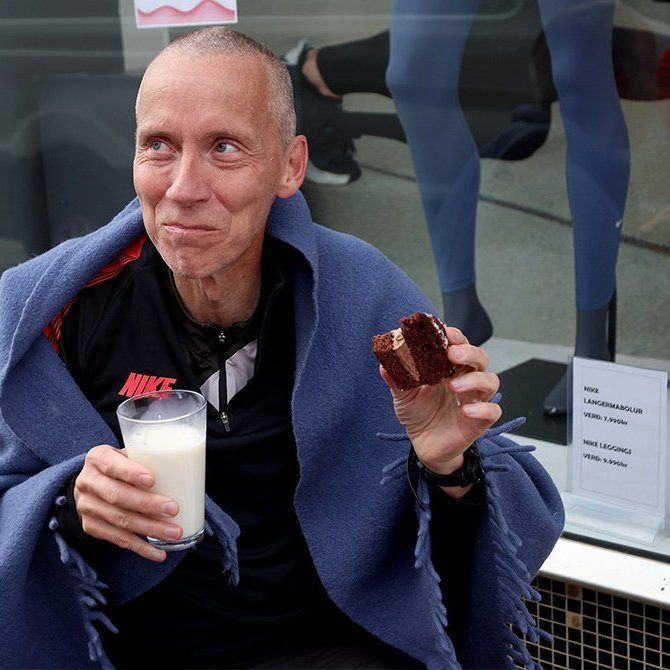 Að loknu 100 kílómetra hlaupi fær maður sér ógerilsneydda mjólk og súkkulaðitertu, sagði Skúli Jóhannesson og brosti. Hann varð í sjöunda sæti í þessari miklu þrekraun. Ljósmynd: Skapti Hallgrímsson