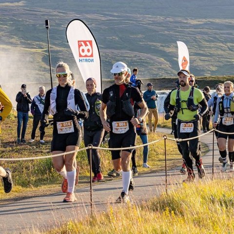 100 km hlaupararnir fóru af stað við Goðafoss. Ljósmynd: Ármann Hinrik