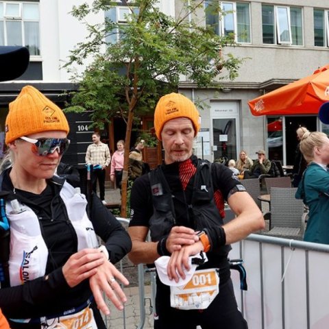 Hulda Elma Eysteinsdóttir sigraði í 100 km hlaupi kvenna. Andri Teitsson, sem einnig hljóp 100 km, kom í mark á sama tíma og Elma. Þórleifur Stefán Björnsson, til vinstri, og Birkir Baldvinsson, til hægri, eru í stjórn Súlur Vertical.  Ljósmynd: Skapti Ha