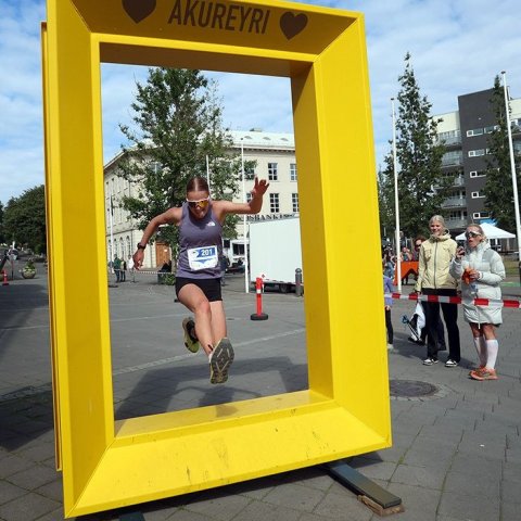 Andrea Kolbeinsdóttir, sem sigraði í 28 km hlaupinu, nálgast endamarkið. Hulda Elma Eysteinsdóttir, sem sigraði í 100 km hlaupinu, hvetur Andreu til dáða. Ljósmynd: Skapti Hallgrímsson