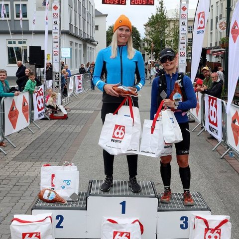 Tvær af þremur fyrstu í Gyðjunni - 100 km hlaupinu. Hulda Elma Eysteinsdóttir (1) og Sigrún B. Magnúsdóttir (3). Rakel Hjaltadóttir, sem varð í öðru sæti, var fjarverandi þegar verðlaun voru afhent. Ljósmynd: Skapti Hallgrímsson