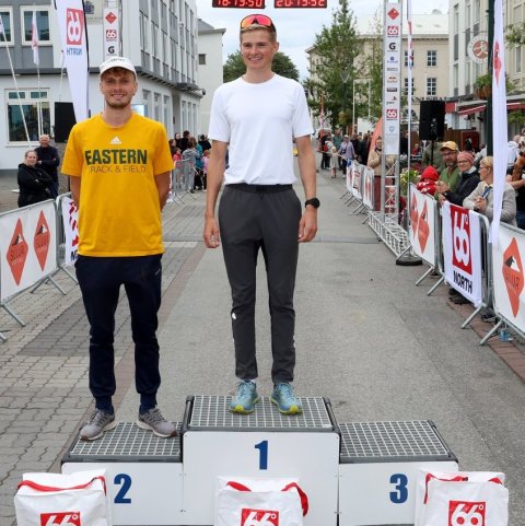 Tveir fyrstu í Súlum, 28 km hlaupinu, frá vinstri. Baldvin Þór Magnússon (2) og Snorri Björnsson (1). Jörundur Frímann Jónsasson, sem var í þriðji sæti, var fjarverandi þegar verðlaunin voru afhent. Ljósmynd: Skapti Hallgrímsson