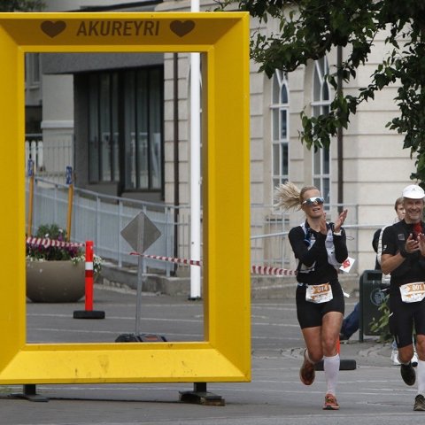 Hulda Elma Eysteinsdóttir sigraði í 100 km hlaupi kvenna. Andri Teitsson, sem einnig hljóp 100 km, kom í mark á sama tíma og Elma. Ljósmynd: Skapti Hallgrímsson