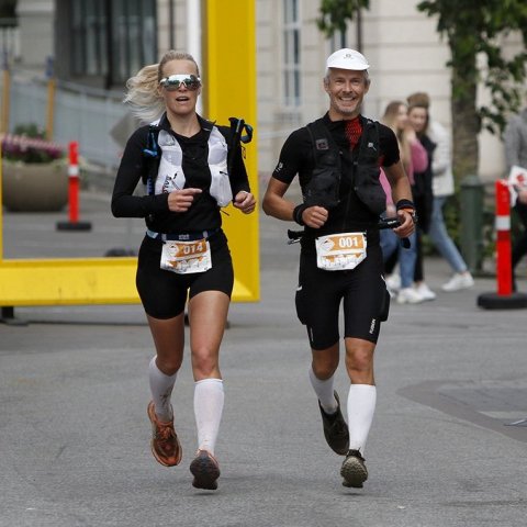 Hulda Elma Eysteinsdóttir sigraði í 100 km hlaupi kvenna. Andri Teitsson, sem einnig hljóp 100 km, kom í mark á sama tíma og Elma. Ljósmynd: Skapti Hallgrímsson