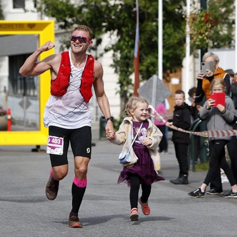 Akureyringurinn Baldvin Ólafsson kemur hress og kátur í mark. Hann varð þriðji í 43 km hlaupinu - Tröllinu. Áróra Björt dóttir Baldvins hljóp lokasprettinn - á að giska 43 metra - með föður sínum, honum til halds og trausts! Ljósmyndir: Skapti Hallgrímsso