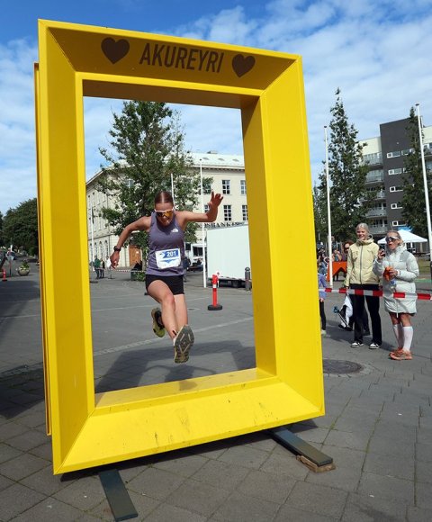 Andrea Kolbeinsdóttir, sem sigraði í 28 km hlaupinu, nálgast endamarkið. Hulda Elma Eysteinsdóttir, sem sigraði í 100 km hlaupinu, hvetur Andreu til dáða. Ljósmynd: Skapti Hallgrímsson