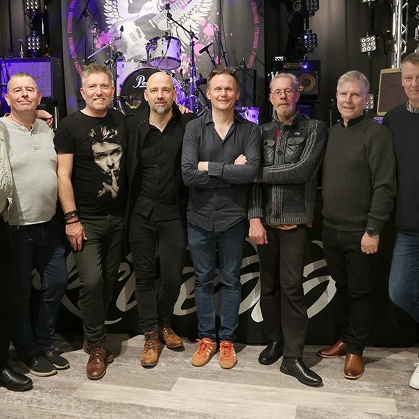 Baraflokkurinn - lokaútgáfa, eftir að síðasti tónninn var sleginn á Eyrarrokki 5. október 2024. Frá vinstri: „gestirnir“ Einar Rúnarsson og Björgvin Ploder, sem báðir voru í Sniglabandinu, Þór Freysson, Magni Ásgeirsson, Sigfús Óttarsson, Baldvin H. Sigurðsson, Jón Arnar Freysson og Gunnar Sigurbjörnsson hljóðmaður. Mynd: Skapti Hallgrímsson