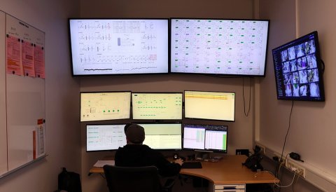 Á þessum skjám er hægt að fylgjast með öllu sem máli skiptir í verksmiðju TDK í Krossanesi. Mynd: Skapti Hallgrímsson