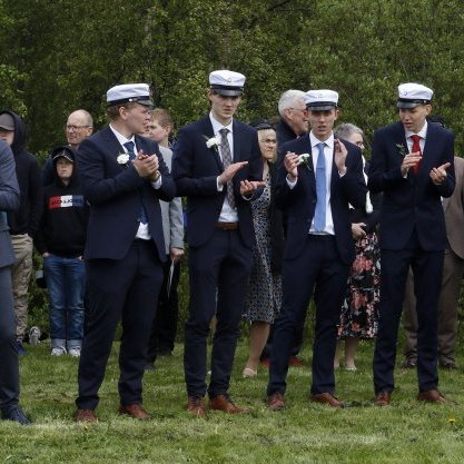 17. júní – Nýstúdentar MA og kennarar dönsuðu hringdansa, sungu og léku við hvern sinn fingur á gamla grasvelli skólans vestan Lystigarðsins eftir brautskráningu, myndatökur og marseringu í gegnum Lystigarðinn. © Skapti Hallgrímsson.