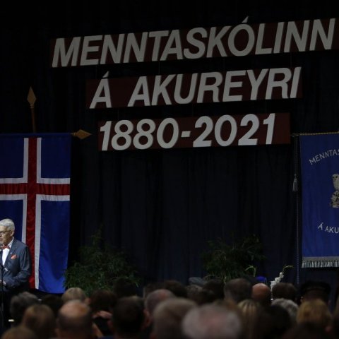17. júní – Jón Már Héðinsson, skólameistari Menntaskólans á Akureyri, við brautskráningu stúdenta. © Skapti Hallgrímsson.