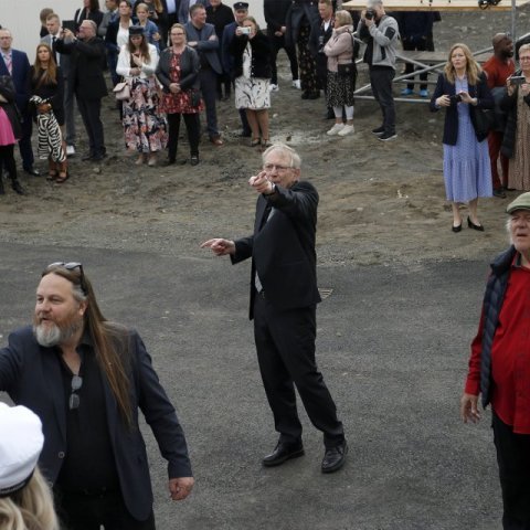 17. júní – Nýstúdentar eru ætíð myndaðir á lóð Menntaskólans, og þá er vandað til verka; til dæmis skiptir miklu máli að stilla hópnum fallega upp. Sömu fagmennirnir hafa séð um það í fjöldamörg ár. Þórhallur Jónsson, Páll A. Pálsson og Sverrir Páll Erlen