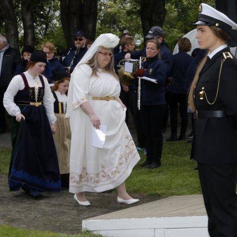 17. júní – Hátíðarsamkoma í Lystigarðinum. Fjallkonan, Inda Björk Gunnarsdóttir, leikskólastjóri. © Skapti Hallgrímsson.