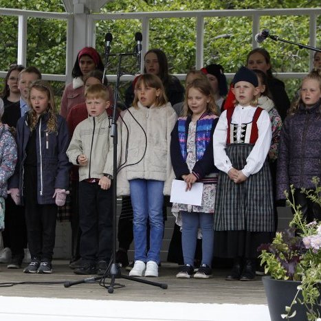 17. júní – Hátíðarsamkoma í Lystigarðinum. Félagar úr Yngri og Eldri barnakór Akureyrarkirkju sungu Sálminn um fuglinn eftir Olgu Guðrúnu Árnadóttur, undir stjórn Sigrúnar Mögnu Þórsteinsdóttur. © Skapti Hallgrímsson.