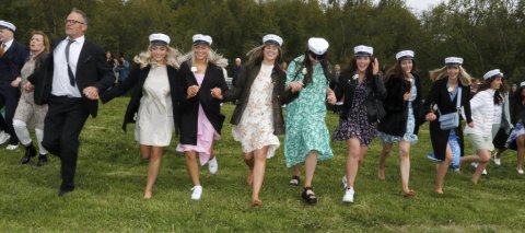 17. júní – Nýstúdentar MA og kennarar dönsuðu hringdansa, sungu og léku við hvern sinn fingur á gamla grasvelli skólans vestan Lystigarðsins eftir brautskráningu, myndatökur og marseringu í gegnum Lystigarðinn. © Skapti Hallgrímsson.