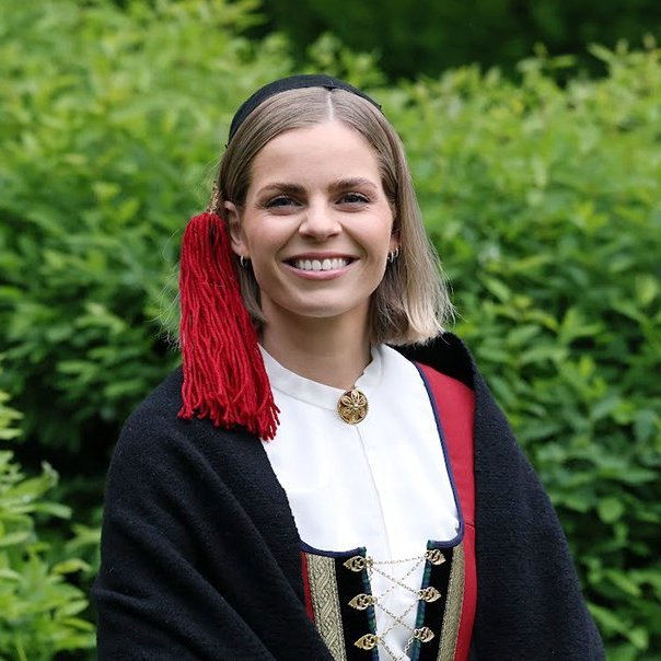 Þjóðhátíðardagurinn 2026 - Berglind Ósk Guðmundsdóttir bæjarstjóri ávarpaði hátíðargesti í Lystigarðinum. Mynd: Þorgeir Baldursson