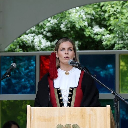 Þjóðhátíðardagurinn 2026 - Berglind Ósk Guðmundsdóttir bæjarstjóri ávarpaði hátíðargesti í Lystigarðinum. Mynd: Þorgeir Baldursson