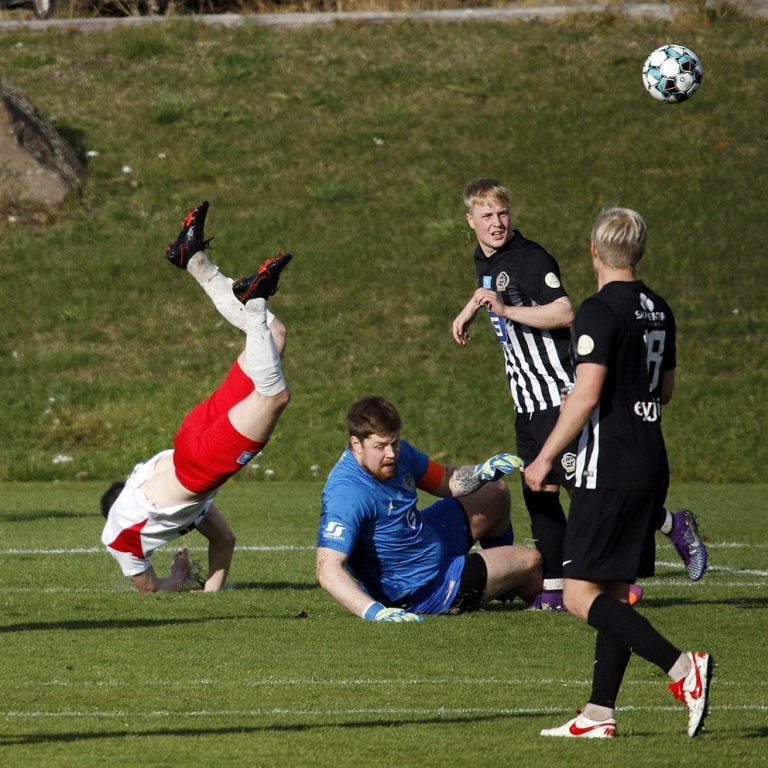 Magni - Þór 3:4 í 20. umferð Lengjudeildarinnar, 4. október 2020. Guðni Sigþórsson brotlendir eftir baráttu um boltann við Steinþór Má Auðunsson, markvörð Magna. Ljósmynd: Skapti Hallgrímsson