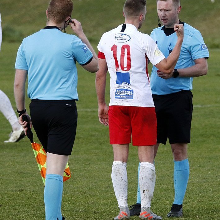 Magni - Þór 3:4 í 20. umferð Lengjudeildarinnar, 4. október 2020. Sveinn Elías Jónsson ræðir við nafna sinn Arnarsson dómara í leikslok.  Ljósmynd: Skapti Hallgrímsson