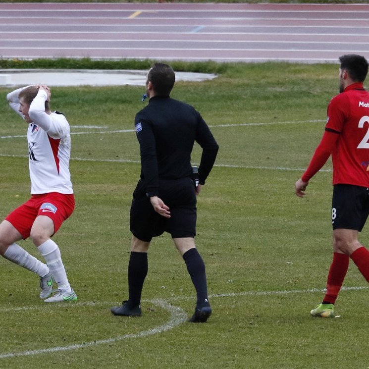 Þór - Afturelding 1:1 í 19. umferð Lengjudeildarinnar, 29. september 2020. Víti dæmt - Sigurður Hjörtur Þrastarson dómari fer í vasann að sækja gula spjaldið til að sýna Aroni Birki markverði en Hermann Helgi Rúnarsson trúir ekki úrskurði dómarans. Ljósmynd: Skapti Hallgrímsson