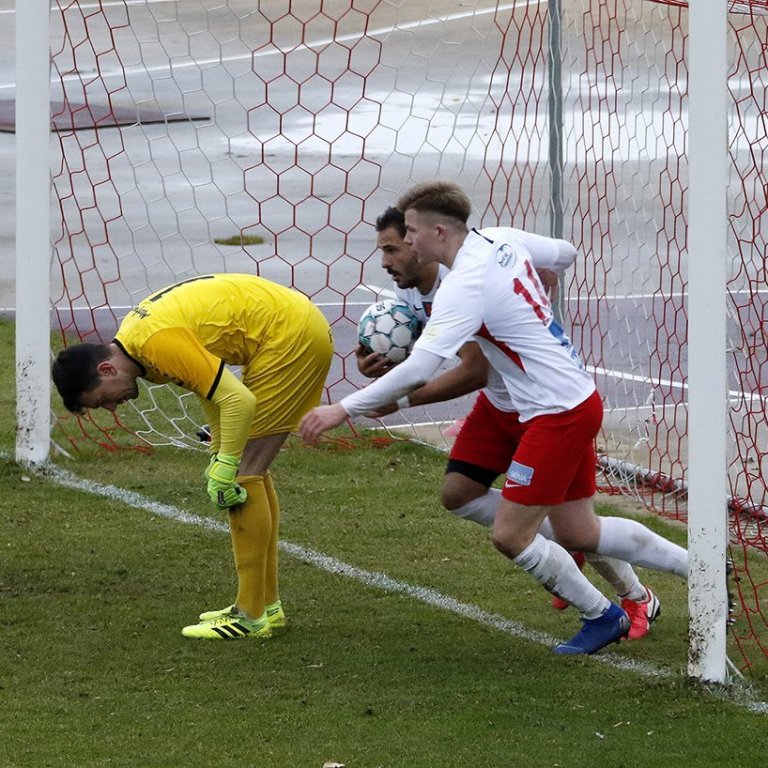 Þór - Afturelding 1:1 í 19. umferð Lengjudeildarinnar, 29. september 2020. Alvaro Montejo og Jakob Snær Árnason sækja boltann í markið eftir að Alvaro skoraði úr víti. Lítið var eftir af leiknum og þeir á hraðferð. Ljósmynd: Skapti Hallgrímsson