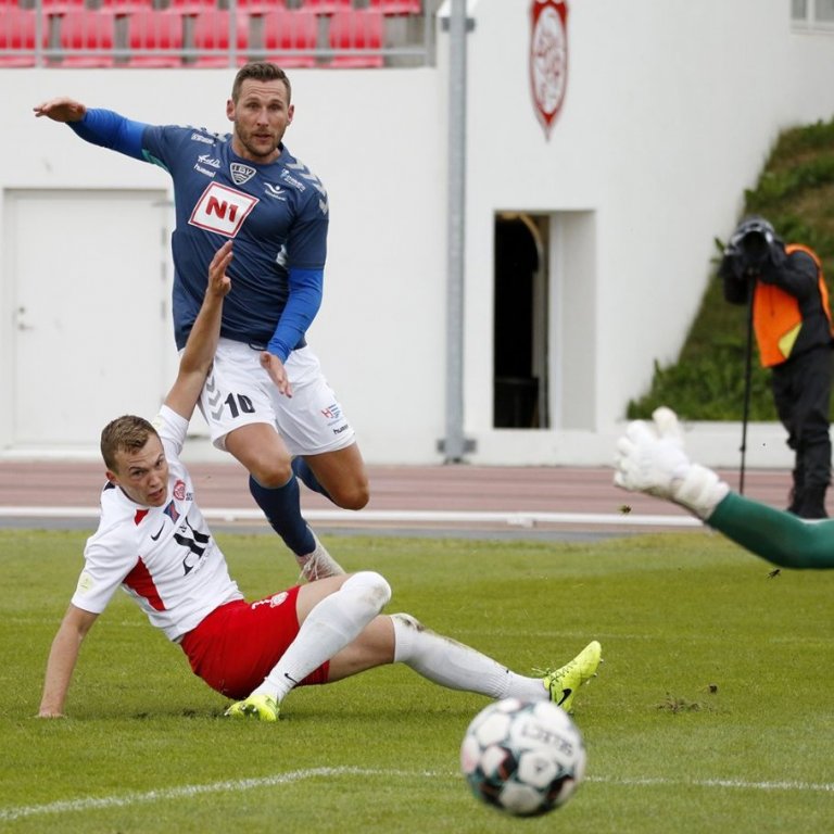 Þór - ÍBV 1:1 í 6. umferð Lengjudeildarinnar, 18. júlí 2020. Gary Martin skýtur framhjá marki, Orri Sigurjónsson og Aron Birkir Stefánsson til varnar. Ljósmynd: Skapti Hallgrímsson