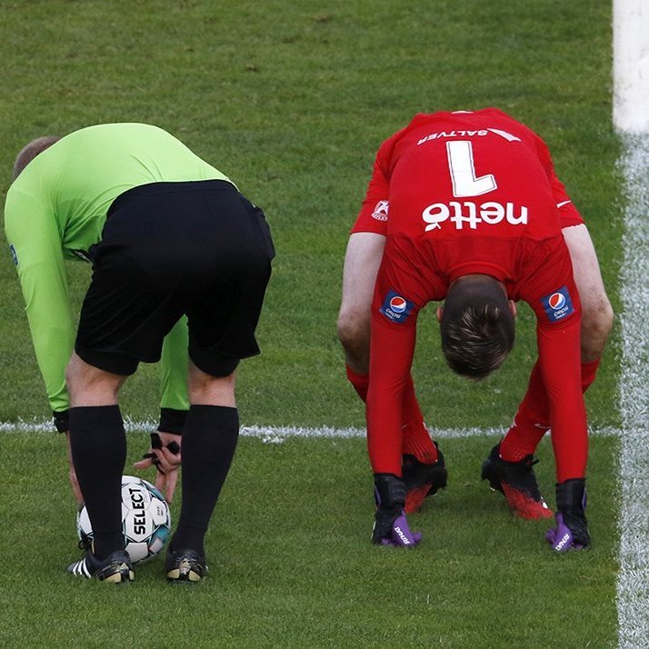 Þór - Keflavík 1:3 í 16. umferð Lengjudeildarinnar, 7. september 2020. Erlendur Eiríksson dómari og Sindri Kristinn Ólafsson, markvörður Keflvíkinga. Ljósmynd: Skapti Hallgrímsson