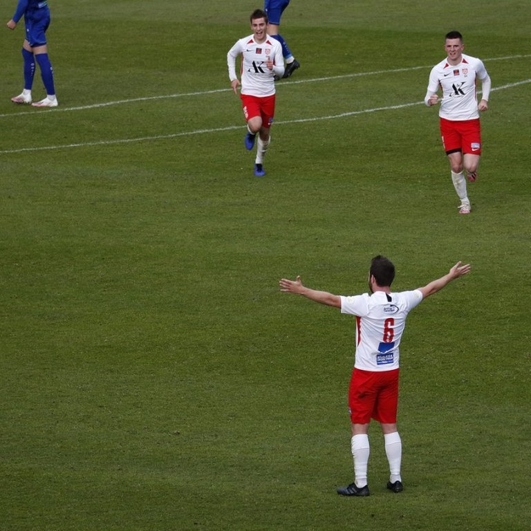 Þór - Víkingur, Ólafsvík 1:0 í 10. umferð Lengjudeildarinnar, 16. september 2020. Ólafur Aron fagnar eftir að hafa skorað beint úr aukaspyrnu af löngu færi; Nikola Kristinn Stojanovic og Fannar Daði Malmquist Gíslason, nálgast hetjuna. Ljósmynd: Skapti Hallgrímsson