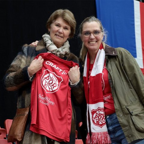 María Guðnadóttir, bikarmeistari með Þór 1975, og Ásthildur Sturludóttir bæjarstjóri á Akureyri. Báðar eru úr Stykkishólmi og María kenndi Ásthildi íþróttir á sínum tíma. Ljósmynd: Skapti Hallgrímsson