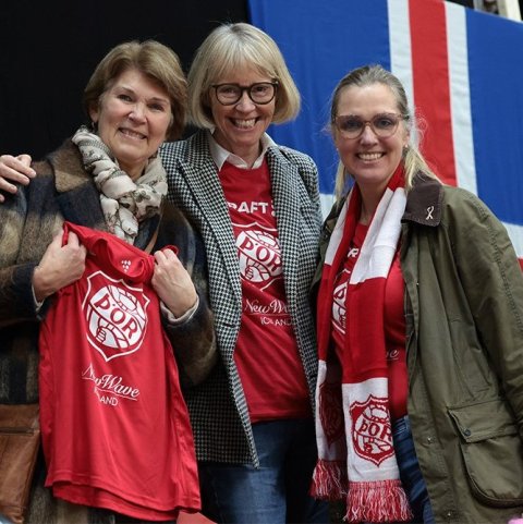 María Guðnadóttir og Þórunn Rafnar, bikarmeistarar með Þór 1975, og Ásthildur Sturludóttir bæjarstjóri á Akureyri. Ljósmynd: Skapti Hallgrímsson