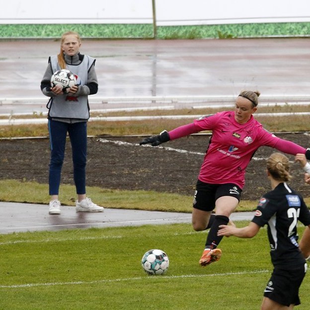 Þór/KA - FH 0:1 í 6. umferð Pepsi Max deildarinnar, 14. júlí 2020.  Harpa Jóhannsdóttir markvörður reyndi að leika á Madison Santana Gonzalez en tókst ekki og FH-ingurinn skoraði. Ljósmynd: Skapti Hallgrímsson.