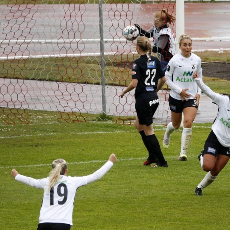 Þór/KA - FH 0:1 í 6. umferð Pepsi Max deildarinnar, 14. júlí 2020. Madison Santana Gonzalez fagnar eina markinu en Andrea Mist Pálsdóttir, fyrrverandi leikmaður Þórs/KA, virðist varla kunna við það.  Ljósmynd: Skapti Hallgrímsson.