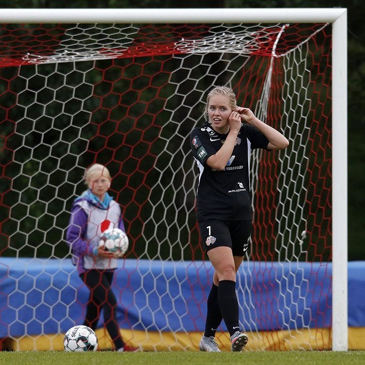 Þór/KA - KR 2:1 í 8. umferð Pepsi Max deildarinnar, 28. júlí 2020. Margrét Árnadóttir tekur af sér eyrnalokk eftir að hún nældi í vítaspyrnu. Hún fékk þó ekki að spyrna sjálf, eins og til stóð, því Magga varð að fara útaf vegna lokksins og mátti ekki koma inn á aftur fyrr en búið var að taka vítið! Ljósmynd: Skapti Hallgrímsson.