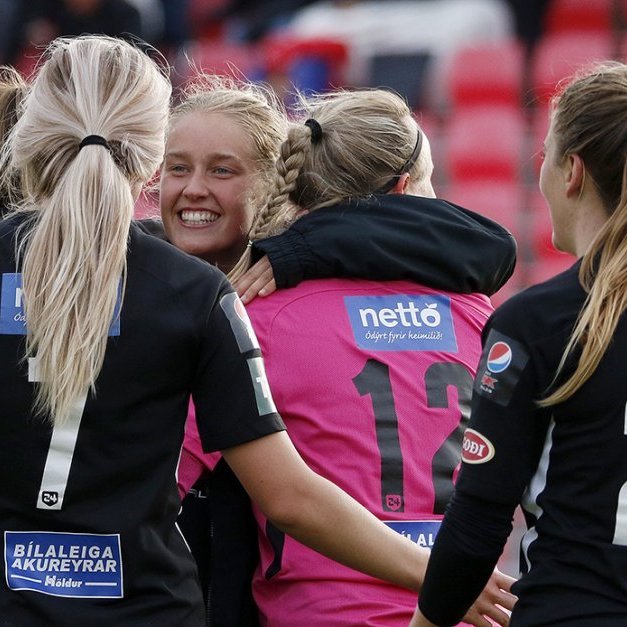 Þór/KA - KR 2:1 í 8. umferð Pepsi Max deildarinnar, 28. júlí 2020. Sigri og mikilvægum þremur stigum fagnað. Berglind Baldursdóttir fyrir miðju. Ljósmynd: Skapti Hallgrímsson.