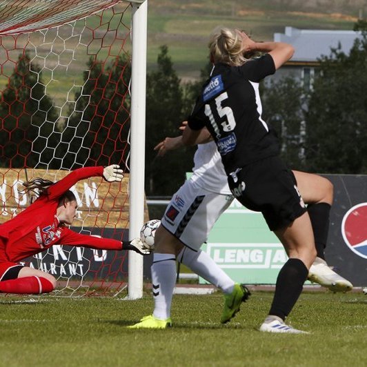 Þór/KA - ÍBV 4:0 í 2. umferð Pepsi Max deildarinnar, 20. júní 2020. Hulda Ósk Jónsdóttir á gott skot en Auður Sveinbjörnsdóttir Scheving ver mjög vel. Ljósmynd: Skapti Hallgrímsson.