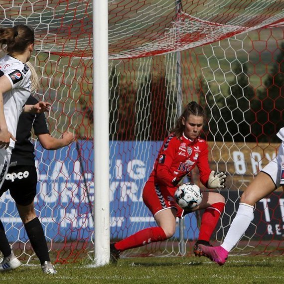 Þór/KA - ÍBV 4:0 í 2. umferð Pepsi Max deildarinnar, 20. júní 2020. Auður Sveinbjörnsdóttir Scheving markmaður ÍBV vel á verði. Ljósmynd: Skapti Hallgrímsson.