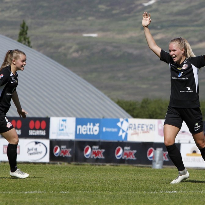 Þór/KA - ÍBV 4:0 í 2. umferð Pepsi Max deildarinnar, 20. júní 2020. Margrét Árnadóttir fagnar eftir að hún skoraði. Karen María Sigurgeirsdóttir til vinstri. Ljósmynd: Skapti Hallgrímsson.